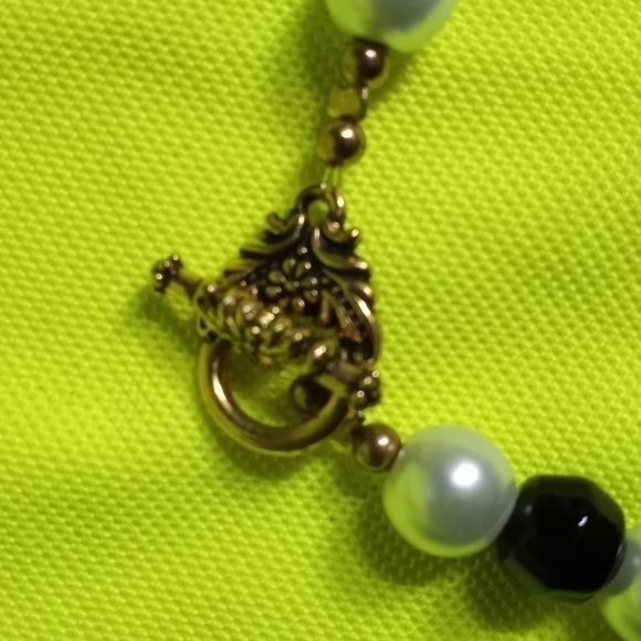 Goldtone flower 🌸 clasp faux pearl black beads beaded bracelet - Picture 2 of 3